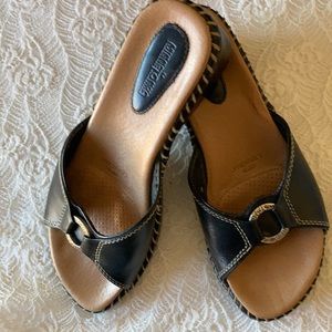 Minnetonka Liquicell Black Leather Platform Slides